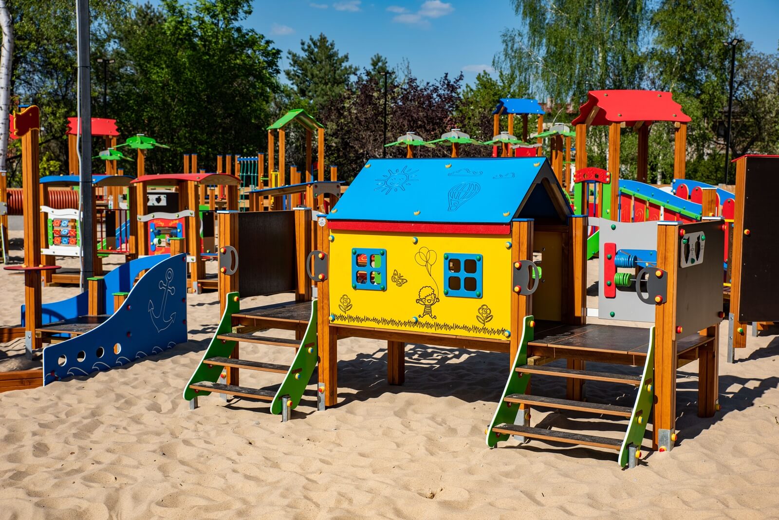 Tworzenie przyjaznej przestrzeni – plac zabaw dla dzieci z kreatywnymi akcesoriami